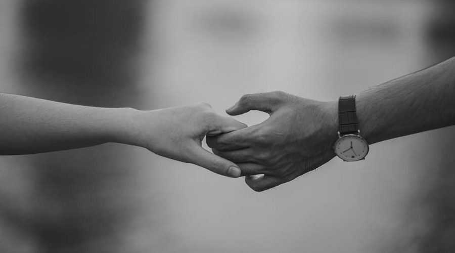 black-and-white-couple-hands-hold black-and-white-couple-hands-hold
